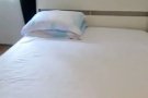 实龙岗地铁站商场5分钟，巴士站就在门口，半独立洋房，主人房出租一个人1500，半独立主人房1400..一个人，空调家具齐