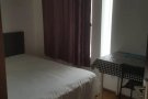 实龙岗地铁站商场5分钟，巴士站就在门口，半独立洋房，普通房出租一个人1250，空调家具齐全，水电费有自己的电表，每个礼拜