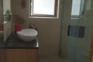 实龙岗地铁站商场5分钟，巴士站就在门口，半独立洋房，普通房出租一个人1200，空调家具齐全，水电费有自己的电表，每个礼拜
