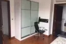 马里士它路两房一厅公寓出租，靠近邵氏大厦，全家私可马上入住，租金$2800可商 