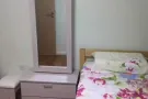 女皇镇有公寓式组屋单间出租，设施齐全，单人女性5月中旬即可入住。
